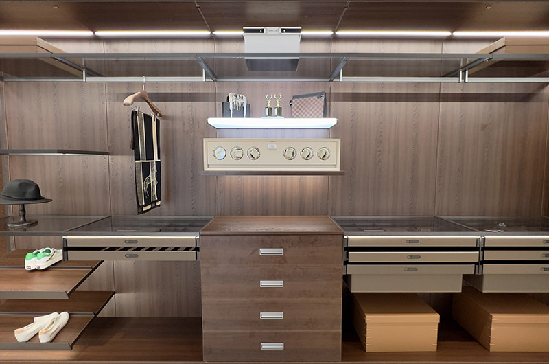 Walking wardrobe system